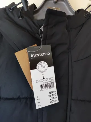 Abrigo largo impermeable negro.