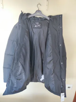 Abrigo largo impermeable negro.