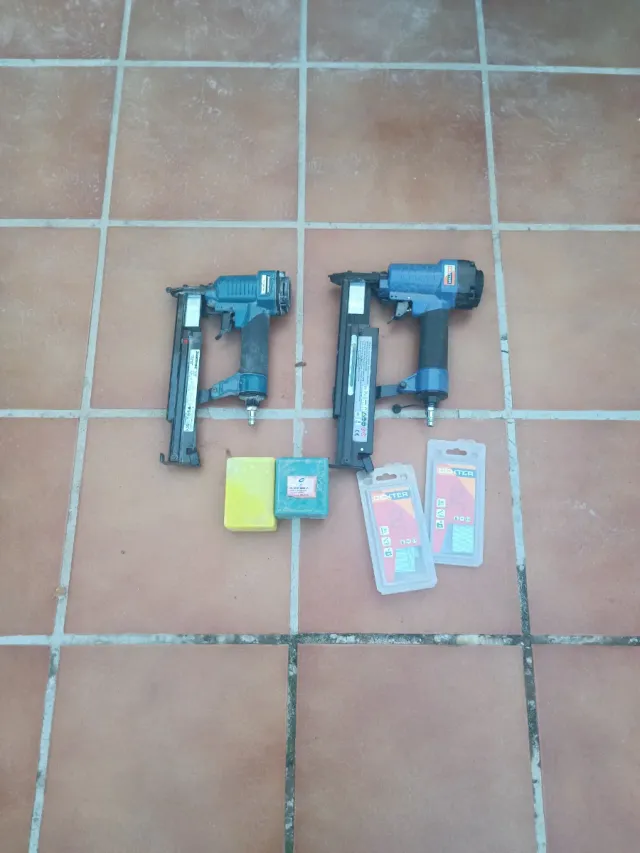 2 Pistolas Neumáticas Clavadoras