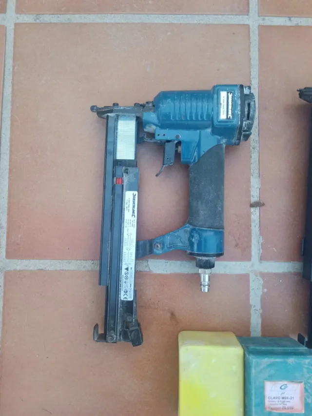 2 Pistolas Neumáticas Clavadoras