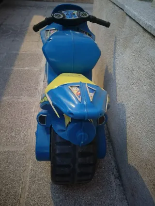 Moto infantil azul Minions