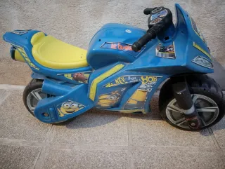 Moto infantil azul Minions