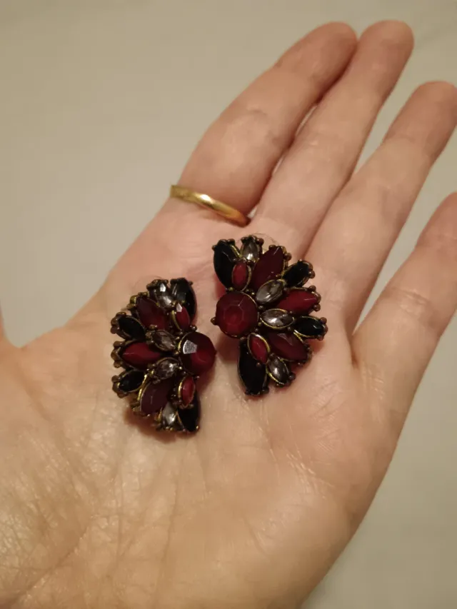 Pendientes de piedras rojas y negras