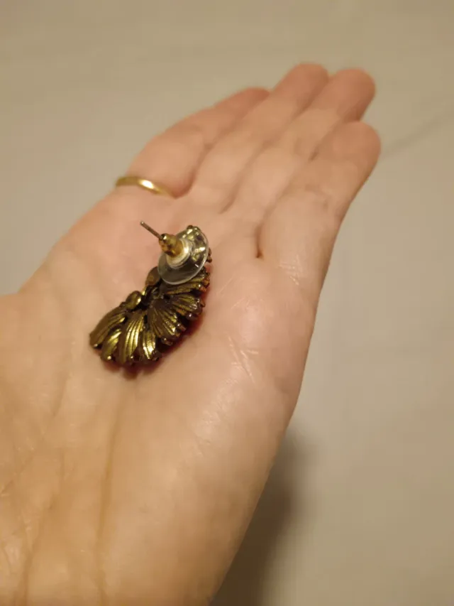 Pendientes de piedras rojas y negras