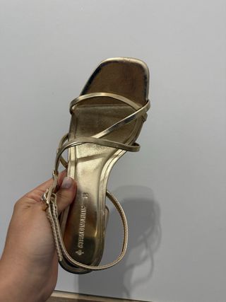 Sandalias Stradivarius doradas talla 38