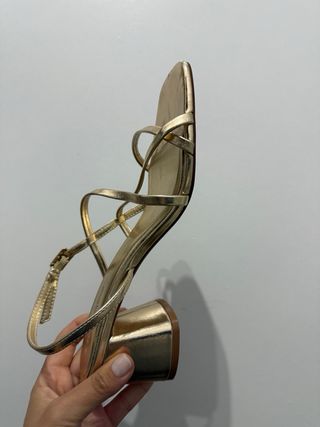 Sandalias Stradivarius doradas talla 38