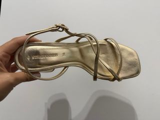 Sandalias Stradivarius doradas talla 38