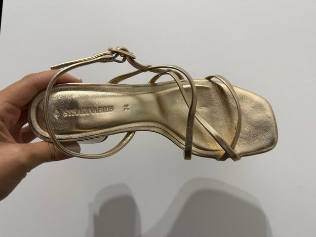 Sandalias Stradivarius doradas talla 38