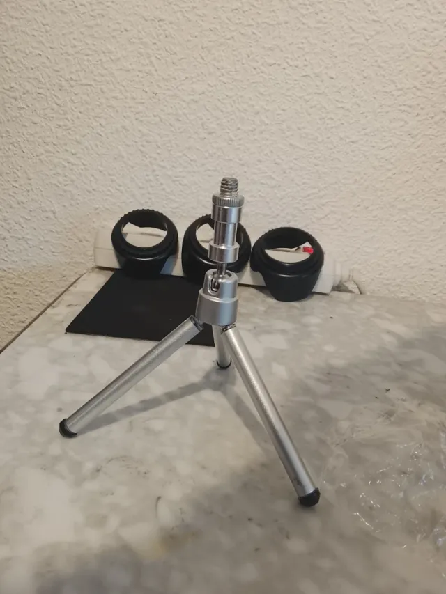 Trípode plateado para cámara