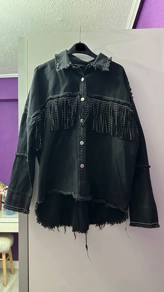 Camisa vaquera negra con flecos y pedrería