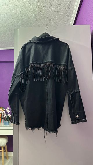 Camisa vaquera negra con flecos y pedrería