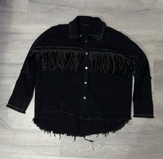 Camisa vaquera negra con flecos y pedrería