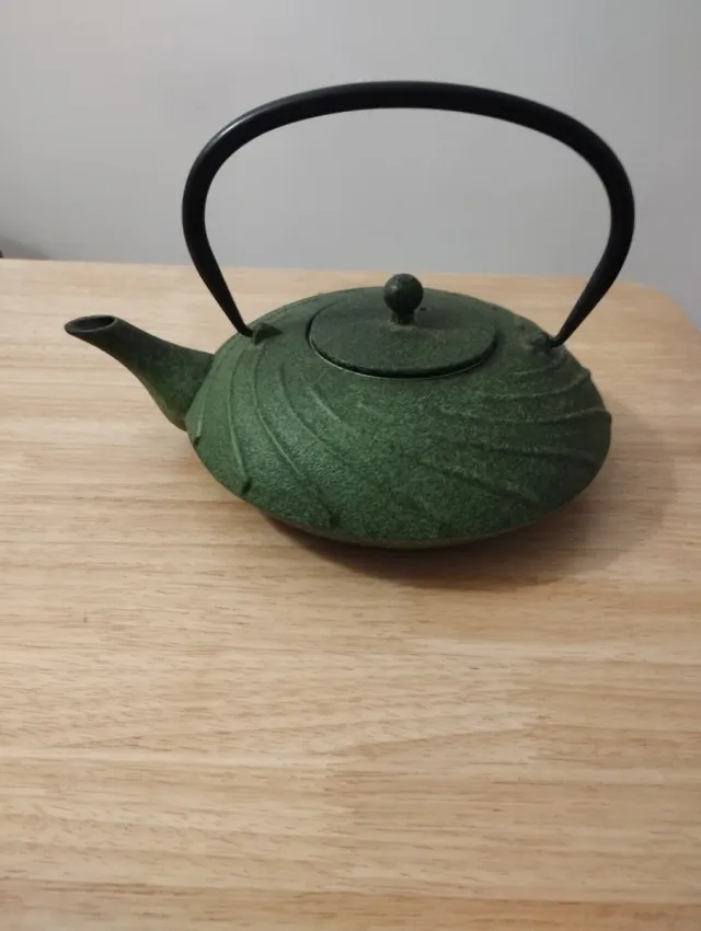 Tetera japonesa de hierro fundido