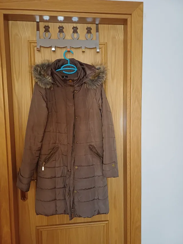 Abrigo impermeable con capucha desmontable