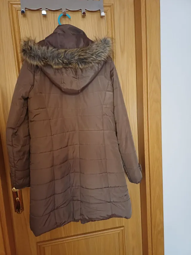 Abrigo impermeable con capucha desmontable