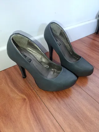 Zapatos de tacón grises con plataforma
