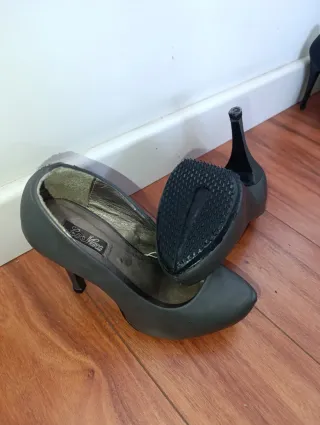 Zapatos de tacón grises con plataforma