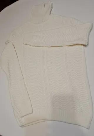 Maglione bianco collo alto