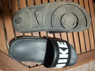 Chanclas Nike Negras y Blancas