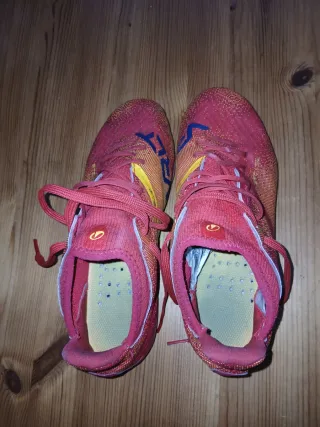 Botas de fútbol naranjas y rojas