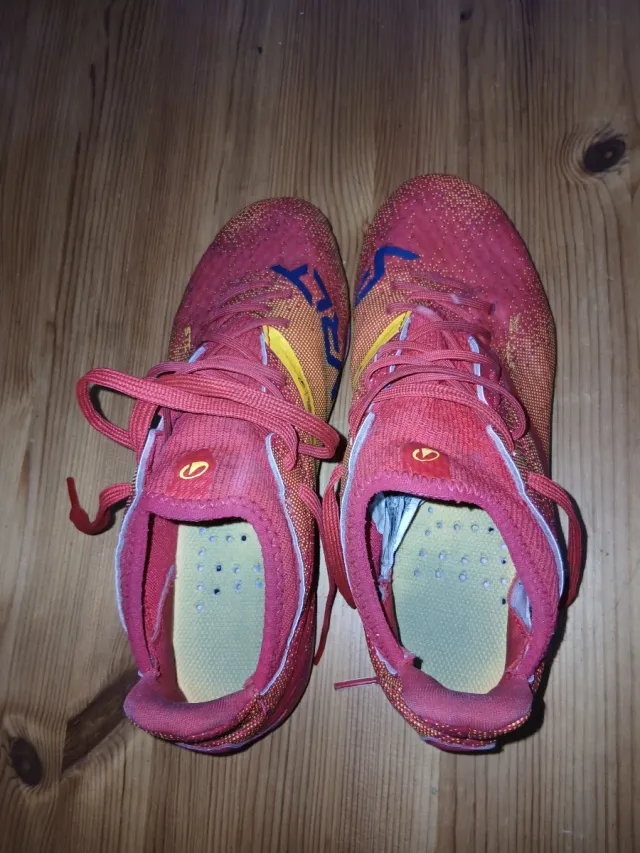 Botas de fútbol naranjas y rojas