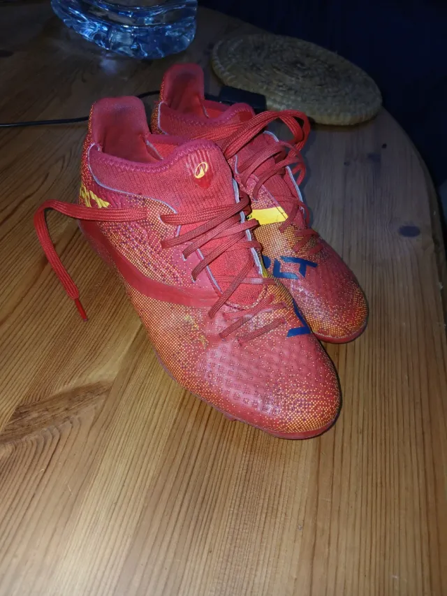 Botas de fútbol naranjas y rojas