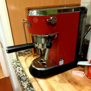 Cafetera DeLonghi Dedica Roja