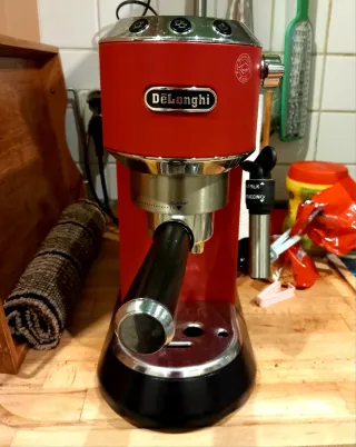 Cafetera DeLonghi Dedica Roja