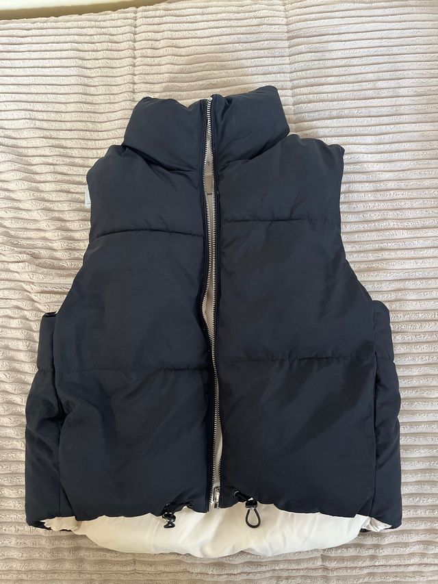 Chaleco acolchado reversible negro y blanco.