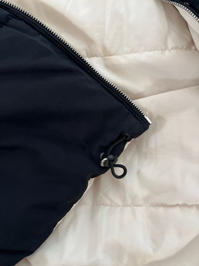 Chaleco acolchado reversible negro y blanco.