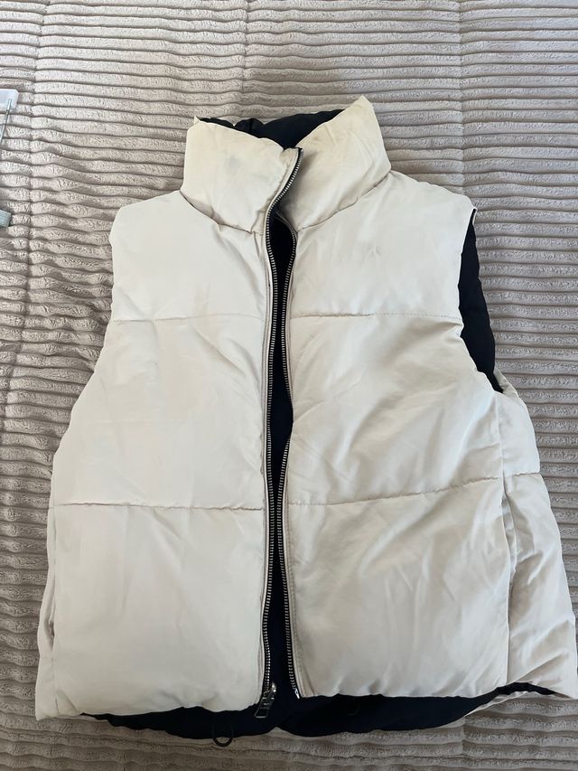 Chaleco acolchado reversible negro y blanco.