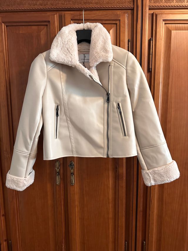 Cazadora Beige Stradivarius con Borrego