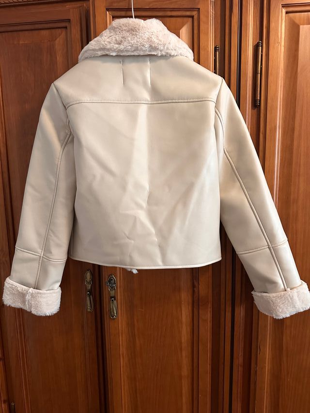 Cazadora Beige Stradivarius con Borrego