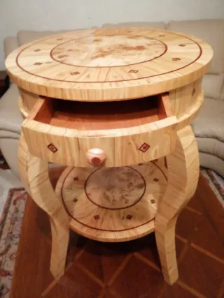 Tavolino artigianale intarsiato a mano