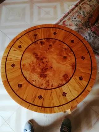 Tavolino artigianale intarsiato a mano