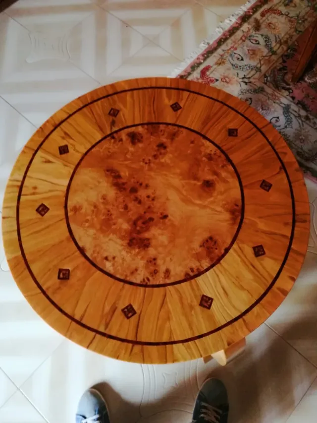 Tavolino artigianale intarsiato a mano