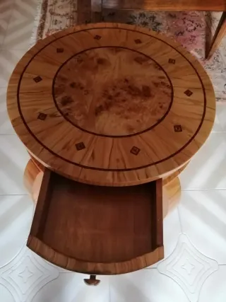 Tavolino artigianale intarsiato a mano