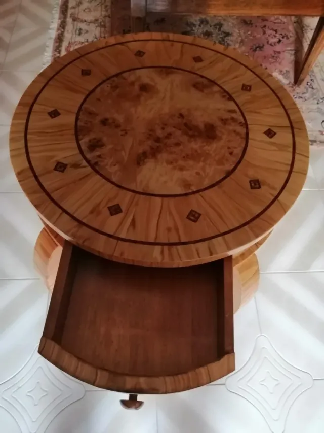 Tavolino artigianale intarsiato a mano