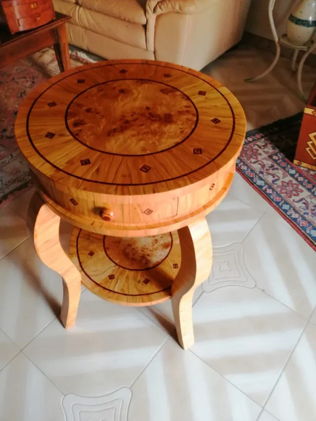 Tavolino artigianale intarsiato a mano