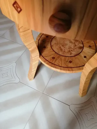 Tavolino artigianale intarsiato a mano