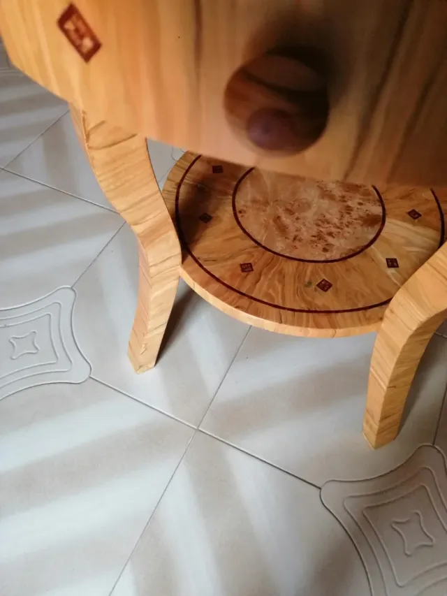 Tavolino artigianale intarsiato a mano