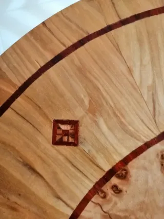 Tavolino artigianale intarsiato a mano