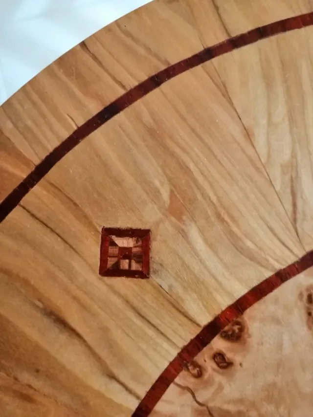 Tavolino artigianale intarsiato a mano