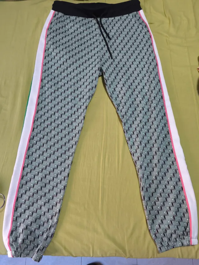 Pantalón chándal Zara estampado moderno