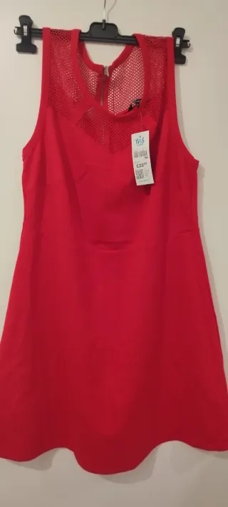 Vestido rojo con detalles de malla