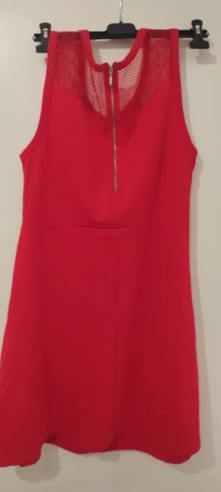 Vestido rojo con detalles de malla