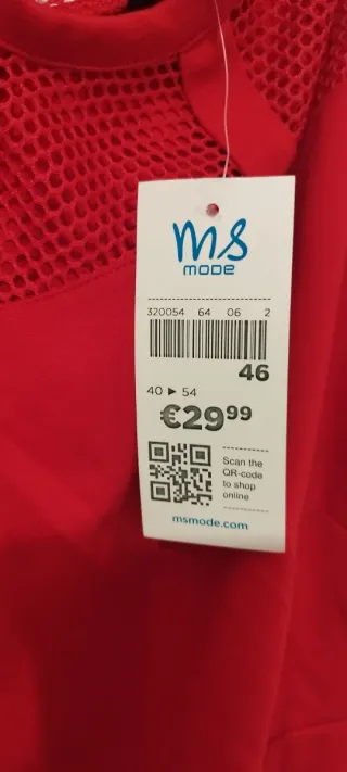 Vestido rojo con detalles de malla