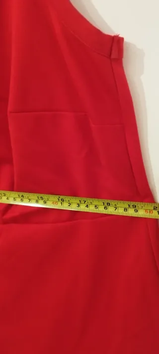 Vestido rojo con detalles de malla