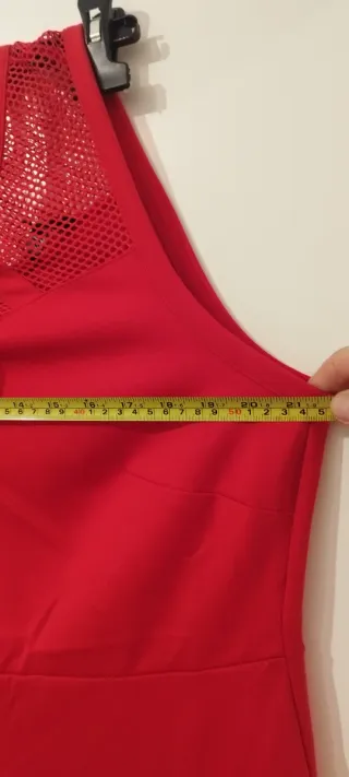 Vestido rojo con detalles de malla
