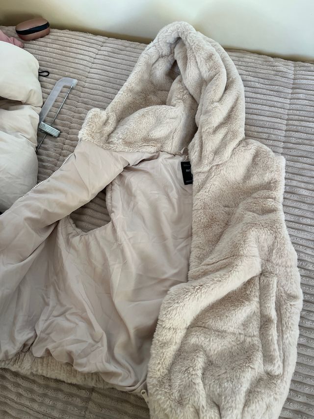 Chaquetón beige sin mangas con capucha de pelito